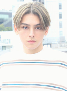 刈り上げセンターパートサーフカールフェザーパーママレットヘア