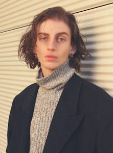 刈り上げセンターパートサーフカールフェザーパーママレットヘア