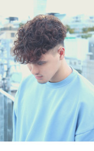 刈り上げセンターパートサーフカールフェザーパーママレットヘア