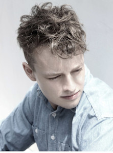 刈り上げセンターパートサーフカールフェザーパーママレットヘア