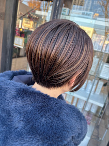 柔らかな丸みと立体感が魅力の上品ショートボブ