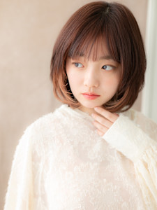 イヤリングカラーミディアムレイヤーカット丸みボブ20代30代