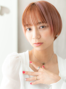 ペールオレンジベージュ小顔丸みショートマッシュ20代30代