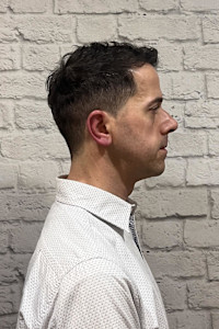 自然な刈り上げでつくる大人のショートスタイル - グレイスフルバーバー プラチナム掲載