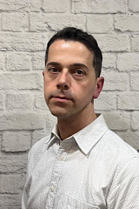 自然な刈り上げでつくる大人のショートスタイル - グレイスフルバーバー プラチナム掲載