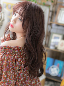 ピンクラベンダー外国人風小顔ウェーブパーマ　ボルドーカラー