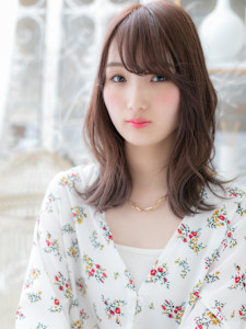 斜めバング大人かわいいくせ毛風くびれヘア　ミディアムレイヤー - mod's hair【モッズヘア】上尾/上尾西口店掲載
