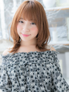 斜めバング外ハネカールミディアムレイヤー　ミディアムレイヤー