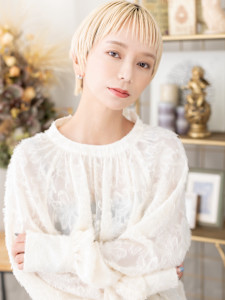 オン眉ホワイトブロンド小顔ショートウルフ　レイヤーショート