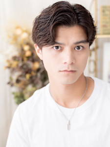 ビジネスにも◎黒髪リバースセンターパート　フェザーパーマ - COVER HAIR bliss【カバーヘア ブリス】志木/志木南口駅前店掲載