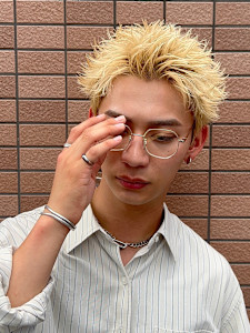 ブロンドスパイキーショートカット