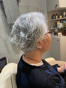 グレイヘアショートパーマ　白髪