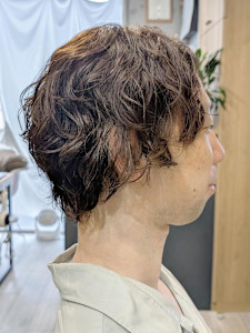 クセを活かした無造作メンズパーマ