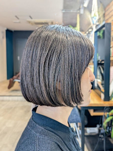 大人の上品ツヤ感ミニボブ