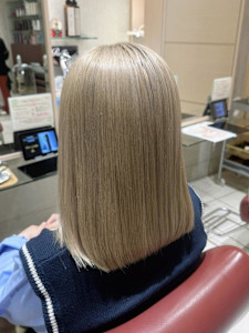 透け感ブロンドで美肌見えヘア