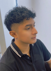 外国人風　クセ毛風パーマ　ヘアスタイル