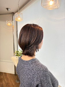 レイヤーでつくる軽やかくびれシルエット