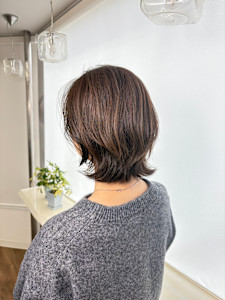 レイヤーでつくる軽やかくびれシルエット