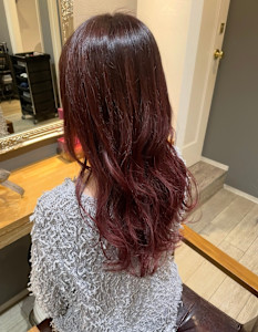 ロング　ワインレッドブラウン　ナチュラルカール