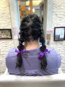 推し色リボンでかわいく！ツイン編みおろしアレンジ