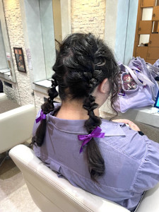 推し色リボンでかわいく！ツイン編みおろしアレンジ