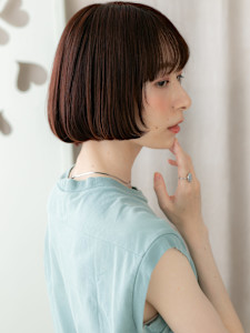 シースルーバングバーガンディ小顔切りっぱなしボブ30代40代