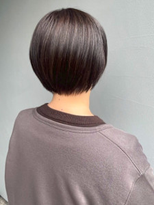 アッシュブラウン 白髪ぼかしハイライト 丸みショートボブ - NAKAO COIFFURE掲載