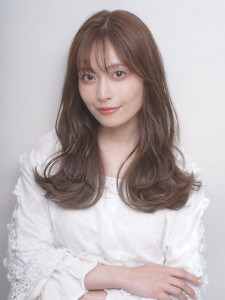 グレージュカラー セミロング ゆる巻き 顔周りカット