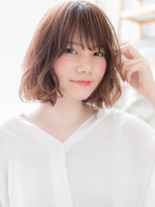 斜めバング大人かわいいくせ毛風ボブ　プードルボブ