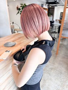 ピンクベージュのミニボブ