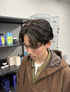 濡れ質感で魅せる“ニュアンスセンターパート”