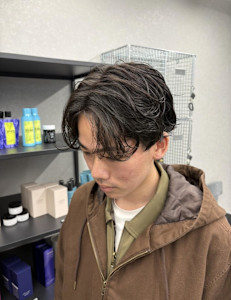 濡れ質感で魅せる“ニュアンスセンターパート”