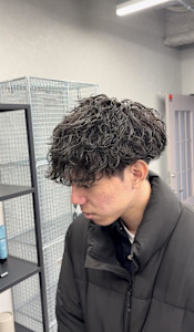  “強めカール × タイトサイド”で洒落感アップ