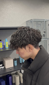  “強めカール × タイトサイド”で洒落感アップ