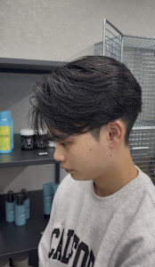 大人男子に人気！柔らか束感のセンターパート