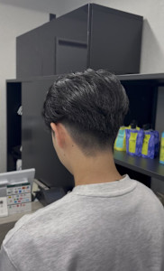 大人男子に人気！柔らか束感のセンターパート