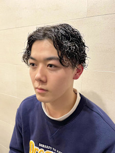 センターパート×強めスパイラルパーマ - グレイスフルバーバー プラチナム掲載