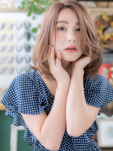 外国人風くすみベージュ切りっぱなしボブディ　リタッチカラー