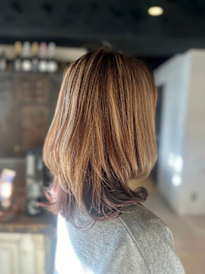 【ハイライト×ピンクブラウンのレイヤースタイル】