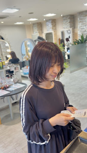 ラベンダーブラウンとハッシュカットボブ