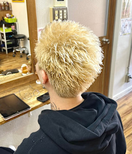 ブロンドスパイキーショート