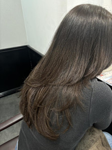 艶髪ストレート/黒髪ロング/ザクザクレイヤーカット/横浜元町