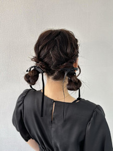 ツインシニヨンアレンジ/リボンアレンジ/結婚式お呼ばれヘア