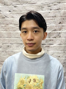 癖毛を活かした七三分けナチュラルスタイル