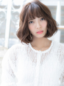 くせ毛風斜めバングくすみカラー小顔大人ボブ　プードルボブ - mod's hair【モッズヘア】越谷/越谷西口店掲載