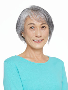 60代のグレイヘアの方に◎前下がりショートボブ