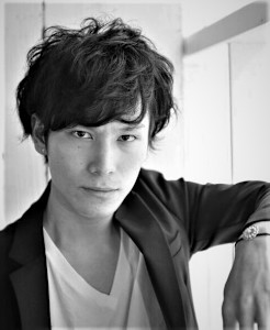 綾野剛　髪型　ワイルド＆ジェントルマンアシンメトリーパーマ