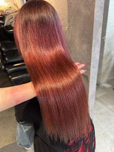 《鈴木茉奈》チェリーレッド/ブリーチなし/髪質改善 - elu by lovis掲載