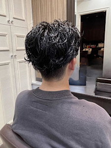 ウェット質感で魅せる大人メンズ・ニュアンスパーマ