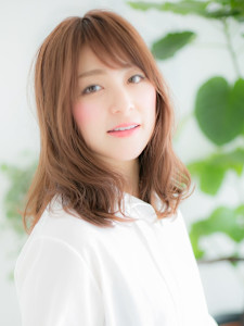 斜めバング×ベージュピンクロブヘア